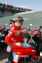 25.04.2004 Imola, San Marino, F1, Sunday, April, Michael Schumacher, GER, Ferrari arrives at the circuit on a moped - Formula 1 World Championship, Rd 4, San Marino Grand Prix, RSM