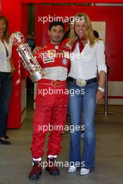 20.06.2004 Indianapolis, USA, F1, Sunday, June, Corina Schumacher, GER, Corinna, wife of Michael Schumacher with the 1st 1st place trophy - Formula 1 World Championship, Rd 9, USA Grand Prix, Race, USA