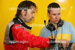 29.04.2005 Klettwitz, Germany,  Heinz-Harald Frentzen (GER), Opel Performance Center, Portrait, talking with his race engineer - DTM 2005 at Eurospeedway Lausitzring (Deutsche Tourenwagen Masters)