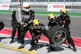 29.04.2005 Klettwitz, Germany,  Opel mechanics waiting for the car to come in for a practice pitstop - DTM 2005 at Eurospeedway Lausitzring (Deutsche Tourenwagen Masters)