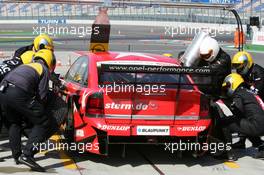 29.04.2005 Klettwitz, Germany,  Pitstop practice of Heinz-Harald Frentzen (GER), Opel Performance Center, Opel Vectra GTS V8 - DTM 2005 at Eurospeedway Lausitzring (Deutsche Tourenwagen Masters)