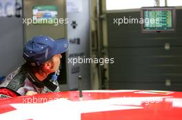 29.04.2005 Klettwitz, Germany,  Heinz-Harald Frentzen (GER), Opel Performance Center, Portrait, looking at the laptimes on a monitor - DTM 2005 at Eurospeedway Lausitzring (Deutsche Tourenwagen Masters)