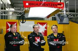 29.04.2005 Klettwitz, Germany,  Mechanics from Heinz-Harald Frentzen (GER), Opel Performance Center, checking the laptimes on a monitor - DTM 2005 at Eurospeedway Lausitzring (Deutsche Tourenwagen Masters)