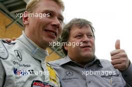 30.04.2005 Klettwitz, Germany,  Norbert Haug (GER), Sporting Director Mercedes-Benz (right) congratulates Mika Häkkinen (FIN), Sport Edition AMG-Mercedes, Portrait (left) with his first top 3 qualifying in just his 2nd DTM race - DTM 2005 at Eurospeedway Lausitzring (Deutsche Tourenwagen Masters)