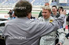 30.04.2005 Klettwitz, Germany,  Norbert Haug (GER), Sporting Director Mercedes-Benz (left) congratulates Mika Häkkinen (FIN), Sport Edition AMG-Mercedes, Portrait (right) with his first top 3 qualifying in just his 2nd DTM race - DTM 2005 at Eurospeedway Lausitzring (Deutsche Tourenwagen Masters)
