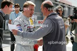 30.04.2005 Klettwitz, Germany,  Dr. Wolfgang Ullrich (GER), Audi's Head of Sport, congratulates Mika Häkkinen (FIN), Sport Edition AMG-Mercedes, Portrait, with his first top 3 qualifying result - DTM 2005 at Eurospeedway Lausitzring (Deutsche Tourenwagen Masters)
