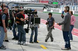 30.04.2005 Klettwitz, Germany,  How many people does it take to make a TV shot? - DTM 2005 at Eurospeedway Lausitzring (Deutsche Tourenwagen Masters)