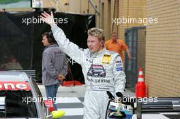 30.04.2005 Klettwitz, Germany,  Mika Häkkinen (FIN), Sport Edition AMG-Mercedes, Portrait, waving to the fans after securing 3rd place in the Super Pole qualifying in only his 2nd DTM race - DTM 2005 at Eurospeedway Lausitzring (Deutsche Tourenwagen Masters)
