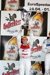 01.05.2005 Klettwitz, Germany,  Podium, Tom Kristensen (DNK), Audi Sport Team Abt, Portrait, holding up the trophy for 3rd place - DTM 2005 at Eurospeedway Lausitzring (Deutsche Tourenwagen Masters)