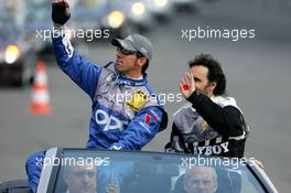 01.05.2005 Klettwitz, Germany,  Driver parade, Manuel Reuter (GER), Opel Performance Center, Portrait (left) and Laurent Aiello (FRA), Opel Performance Center, Portrait (right), waving to the fans - DTM 2005 at Eurospeedway Lausitzring (Deutsche Tourenwagen Masters)
