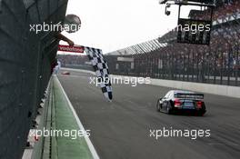 01.05.2005 Klettwitz, Germany,  Race winner Gary Paffett (GBR), DaimlerChrysler Bank AMG-Mercedes, AMG-Mercedes C-Klasse, getting the chequered flag - DTM 2005 at Eurospeedway Lausitzring (Deutsche Tourenwagen Masters)