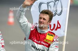 01.05.2005 Klettwitz, Germany,  Driver parade, Allan McNish (GBR), Audi Sport Team Abt, Portrait, waving to the fans - DTM 2005 at Eurospeedway Lausitzring (Deutsche Tourenwagen Masters)