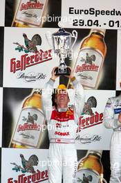 01.05.2005 Klettwitz, Germany,  Podium, Tom Kristensen (DNK), Audi Sport Team Abt, Portrait, holding up the trophy for 3rd place - DTM 2005 at Eurospeedway Lausitzring (Deutsche Tourenwagen Masters)