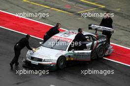 16.09.2005 Klettwitz, Germany,  Mechanics push the car of Pierre Kaffer (GER), Audi Sport Team Joest Racing, Audi A4 DTM, back into the pits - DTM 2005 at Lausitzring (Deutsche Tourenwagen Masters)