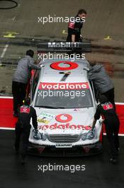 16.09.2005 Klettwitz, Germany,  Mechanics push the car of Bernd Schneider (GER), Vodafone AMG-Mercedes, AMG-Mercedes C-Klasse, back into the pits - DTM 2005 at Lausitzring (Deutsche Tourenwagen Masters)