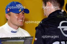 16.09.2005 Klettwitz, Germany,  Marcel Fässler (SUI), Opel Performance Center, Portrait, having a laugh with one of his mechanics - DTM 2005 at Lausitzring (Deutsche Tourenwagen Masters)