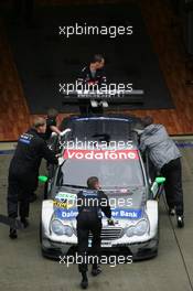 16.09.2005 Klettwitz, Germany,  Mechanics push the car of Gary Paffett (GBR), DaimlerChrysler Bank AMG-Mercedes, AMG-Mercedes C-Klasse, into the pitbox - DTM 2005 at Lausitzring (Deutsche Tourenwagen Masters)
