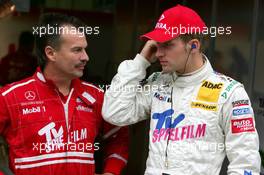 16.09.2005 Klettwitz, Germany,  Stefan Mücke (GER), Mücke Motorsport, Portrait, talking with one of his mechanics - DTM 2005 at Lausitzring (Deutsche Tourenwagen Masters)