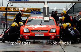 16.09.2005 Klettwitz, Germany,  Pitstop practice of Heinz-Harald Frentzen (GER), Opel Performance Center, Opel Vectra GTS V8 - DTM 2005 at Lausitzring (Deutsche Tourenwagen Masters)