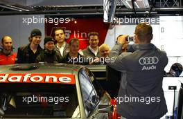 16.09.2005 Klettwitz, Germany,  Tom Kristensen (DNK), Audi Sport Team Abt, takes a pictures of his mechanics - DTM 2005 at Lausitzring (Deutsche Tourenwagen Masters)