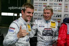 17.09.2005 Klettwitz, Germany,  Thumbs up for pole sitter Jamie Green (GBR), Salzgitter AMG-Mercedes, Portrait, who is being congratulated by Mika Häkkinen (FIN), Sport Edition AMG-Mercedes, Portrait - DTM 2005 at Lausitzring (Deutsche Tourenwagen Masters)