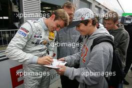 17.09.2005 Klettwitz, Germany,  Jamie Green (GBR), Salzgitter AMG-Mercedes, Portrait, signing autographs for fans - DTM 2005 at Lausitzring (Deutsche Tourenwagen Masters)