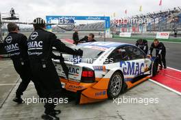 17.09.2005 Klettwitz, Germany,  Mechanics push the car of Marcel Fässler (SUI), Opel Performance Center, Opel Vectra GTS V8, back into the pits - DTM 2005 at Lausitzring (Deutsche Tourenwagen Masters)