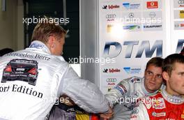 17.09.2005 Klettwitz, Germany,  Mika Häkkinen (FIN), Sport Edition AMG-Mercedes, Portrait (left), congratulates Jamie Green (GBR), Salzgitter AMG-Mercedes, Portrait (right), with his pole position - DTM 2005 at Lausitzring (Deutsche Tourenwagen Masters)