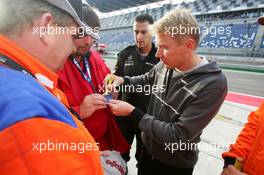 17.09.2005 Klettwitz, Germany,  Mika Häkkinen (FIN), Sport Edition AMG-Mercedes, Portrait, signing autograps for marshalls - DTM 2005 at Lausitzring (Deutsche Tourenwagen Masters)