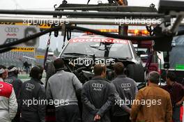 17.09.2005 Klettwitz, Germany,  Audi engineers check out the damage to the car of Pierre Kaffer (GER), Audi Sport Team Joest Racing, Audi A4 DTM, after his accident - DTM 2005 at Lausitzring (Deutsche Tourenwagen Masters)