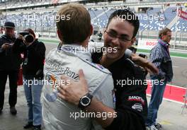17.09.2005 Klettwitz, Germany,  Jamie Green (GBR), Salzgitter AMG-Mercedes, Portrait, being congratulated with his pole position by a mechanic - DTM 2005 at Lausitzring (Deutsche Tourenwagen Masters)