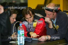 17.09.2005 Klettwitz, Germany,  Heinz-Harald Frentzen (GER), Opel Performance Center, Portrait, looking with his engineers at the data before the Super Pole qualifying - DTM 2005 at Lausitzring (Deutsche Tourenwagen Masters)