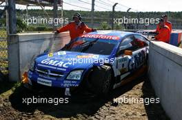 18.09.2005 Klettwitz, Germany,  Marshalls struggle to remove the car of Marcel Fässler (SUI), Opel Performance Center, Opel Vectra GTS V8, from the truck and manage to get it stuck in between concrete walls - DTM 2005 at Lausitzring (Deutsche Tourenwagen Masters)