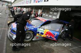 21.10.2005 Hockenheim, Germany,  Mechanics push the car of Mattias Ekström (SWE), Audi Sport Team Abt Sportsline, Audi A4 DTM, back into the pitbox - DTM 2005 at Hockenheimring (Deutsche Tourenwagen Masters)