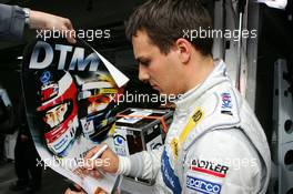 22.10.2005 Hockenheim, Germany,  Gary Paffett (GBR), DaimlerChrysler Bank AMG-Mercedes, Portrait, signing autographs - DTM 2005 at Hockenheimring (Deutsche Tourenwagen Masters)
