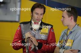 30.09.2005 Istanbul, Turkey, Heinz-Harald Frentzen (GER), Opel Performance Center, Portrait, with his race engineer James Goodfield (GBR) - DTM 2005 at Istanbul Otodromo Speed Park (Deutsche Tourenwagen Masters)