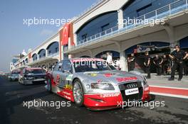 30.09.2005 Istanbul, Turkey, Tom Kristensen (DNK), Audi Sport Team Abt, Audi A4 DTM, at the front of the queue at the exit of the pitlane - DTM 2005 at Istanbul Otodromo Speed Park (Deutsche Tourenwagen Masters)