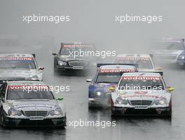 02.10.2005 Istanbul, Turkey, Start of the race, with Gary Paffett (GBR), DaimlerChrysler Bank AMG-Mercedes, AMG-Mercedes C-Klasse, leading the field into the first corner in front of Bernd Schneider (GER), Vodafone AMG-Mercedes, AMG-Mercedes C-Klasse and Mattias Ekström (SWE), Audi Sport Team Abt Sportsline, Audi A4 DTM - DTM 2005 at Istanbul Otodromo Speed Park (Deutsche Tourenwagen Masters)