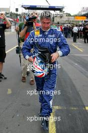 15.07.2005 Nürnberg, Germany,  Mick Doohan (AUS), on the way to his next car. All drivers will drive cars from all manufacturers - DTM 2005 Race of the Legends at Norisring (Deutsche Tourenwagen Masters)