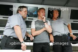 15.07.2005 Nürnberg, Germany,  Mika Häkkinen (FIN), Sport Edition AMG-Mercedes, Portrait (center), Norbert Haug (GER), Sporting Director Mercedes-Benz (left) and Hans-Jürgen Mattheis (GER), Team Manager HWA (right), watch the legends while they drive out of the pitbox - DTM 2005 Race of the Legends at Norisring (Deutsche Tourenwagen Masters)