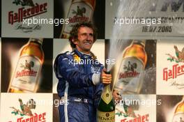 16.07.2005 Nürnberg, Germany,  Podium, Alain Prost (FRA) (1st), spraying champaign - DTM 2005 Race of the Legends at Norisring (Deutsche Tourenwagen Masters)