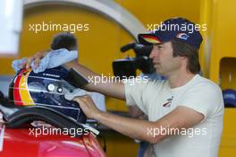 15.07.2005 Nürnberg, Germany,  Heinz-Harald Frentzen (GER), Opel Performance Center, Portrait, cleaning his helmet - DTM 2005 at Norisring (Deutsche Tourenwagen Masters)