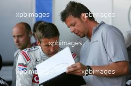 15.07.2005 Nürnberg, Germany,  Bernd Schneider (GER), Vodafone AMG-Mercedes, Portrait, looking at the data from his race engineer - DTM 2005 at Norisring (Deutsche Tourenwagen Masters)