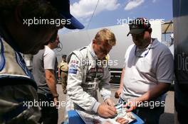 15.07.2005 Nürnberg, Germany,  Mika Häkkinen (FIN), Sport Edition AMG-Mercedes, Portrait, signing autographs - DTM 2005 at Norisring (Deutsche Tourenwagen Masters)