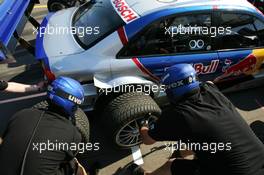 15.07.2005 Nürnberg, Germany,  Mechanics changing a tyre during a practice pitstop of Mattias Ekström (SWE), Audi Sport Team Abt Sportsline, Audi A4 DTM - DTM 2005 at Norisring (Deutsche Tourenwagen Masters)