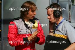 15.07.2005 Nürnberg, Germany,  Heinz-Harald Frentzen (GER), Opel Performance Center, Portrait, talking with his race engineer - DTM 2005 at Norisring (Deutsche Tourenwagen Masters)