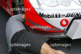 15.07.2005 Nürnberg, Germany,  Mechanic working on the car of Bernd Schneider (GER), Vodafone AMG-Mercedes, AMG-Mercedes C-Klasse - DTM 2005 at Norisring (Deutsche Tourenwagen Masters)