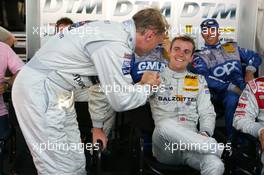 16.07.2005 Nürnberg, Germany,  Mika Häkkinen (FIN), Sport Edition AMG-Mercedes, Portrait, congratulates Jamie Green (GBR), Salzgitter AMG-Mercedes, Portrait, with his great super pole lap - DTM 2005 at Norisring (Deutsche Tourenwagen Masters)
