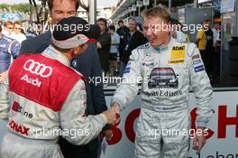 16.07.2005 Nürnberg, Germany,  Mika Häkkinen (FIN), Sport Edition AMG-Mercedes, Portrait (right), congratulates Tom Kristensen (DNK), Audi Sport Team Abt, Portrait, with his pole position - DTM 2005 at Norisring (Deutsche Tourenwagen Masters)