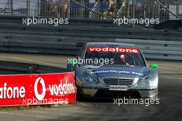 17.07.2005 Nürnberg, Germany,  Gary Paffett (GBR), DaimlerChrysler Bank AMG-Mercedes, AMG-Mercedes C-Klasse, driving it perfectly close to the barriers without hitting them - DTM 2005 at Norisring (Deutsche Tourenwagen Masters)